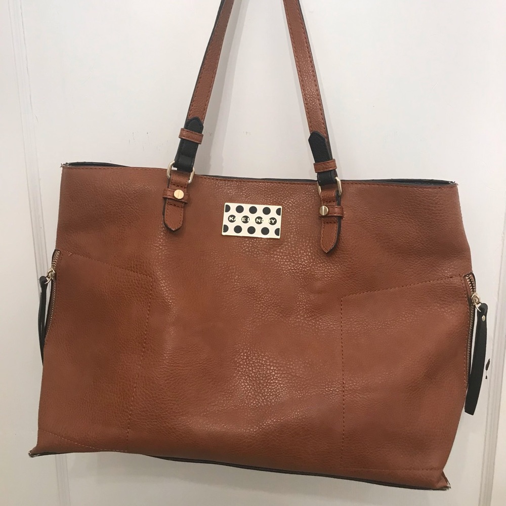 It has pockets!  Brown vegan leather bag
